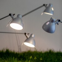 Vision zum Frühstück I Claudia Quick I 105 x 95 x 80 I Rasen, Erde, Holz, Lack, Lampen Objekt Claudia Quick Manet